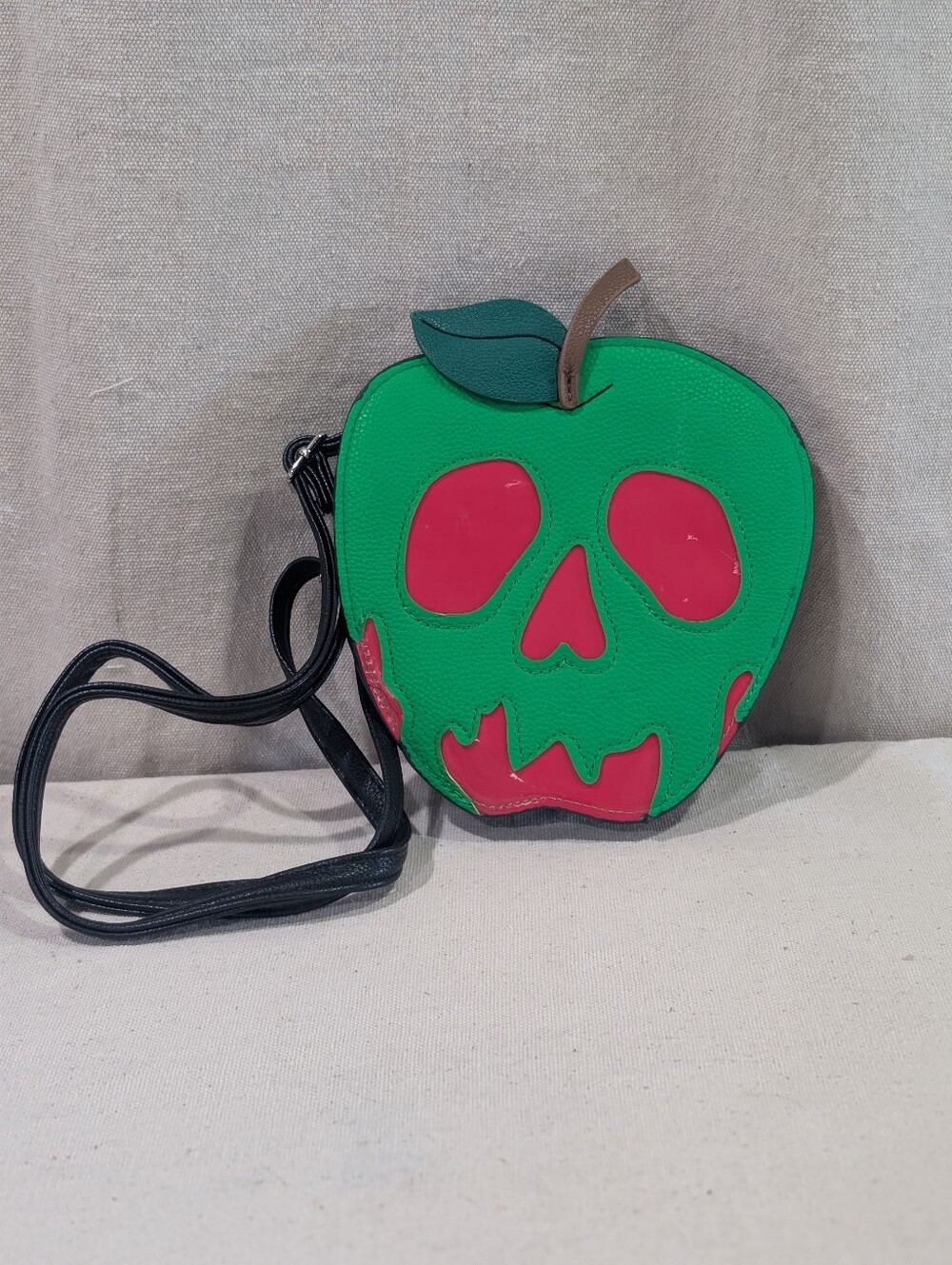 Sleepyville Critters Poison Apple Crossbody Purse Disney Evil Queen Snow White